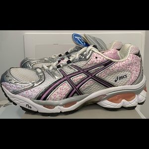 Women’s 9 Asics gel shoes